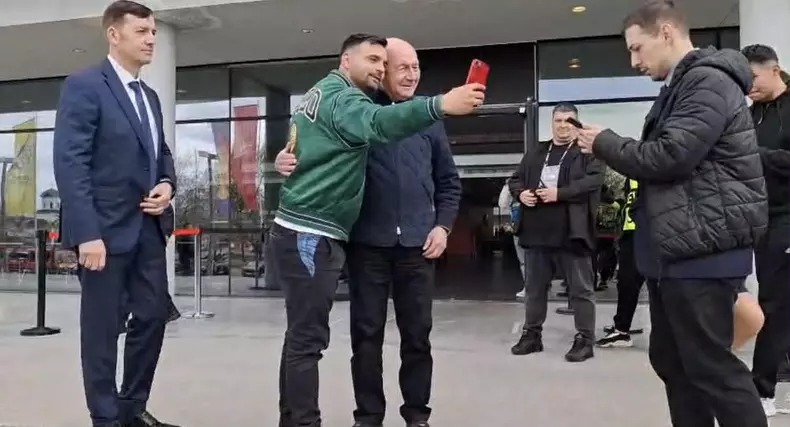 Traian Băsescu la stadion3