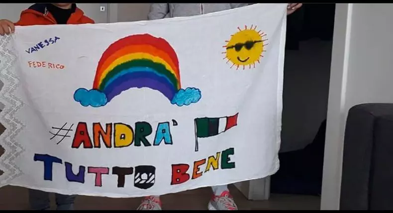 Copiii-deseneaza-curcubeul-si-un-mesaj-de-sustinere