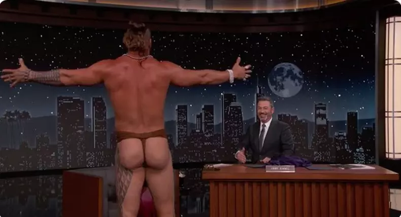 jason-momoa-s-a-dezbracat-in-direct-la-tv-5