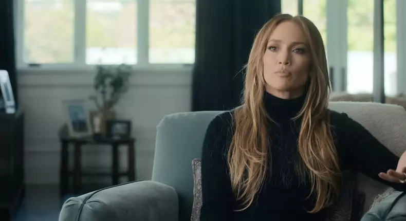 Jennifer Lopez, nemachiată, cu părul răvășit și lacrimi în ochi, în cel mai nou documentar