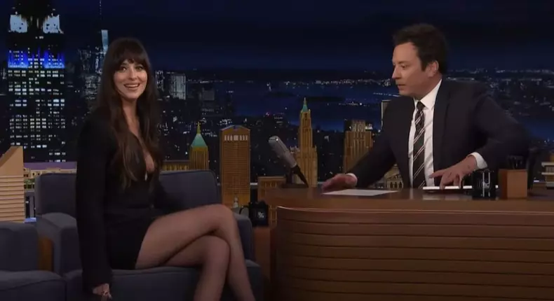 Dakota Johnson, ținută îndrăzneață la TV (6)