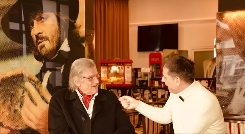 Cum își petrece Florin Piersic aniversarea de 89 de ani  (8)