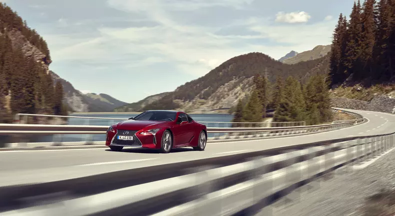 Lexus_LC500_dynamic_001