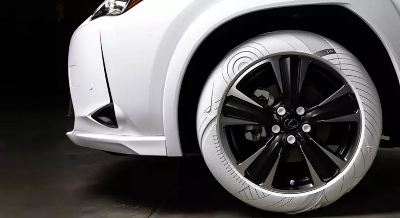Săptămâna Modei: Noul Lexus UX are anvelope albe, marca Nike