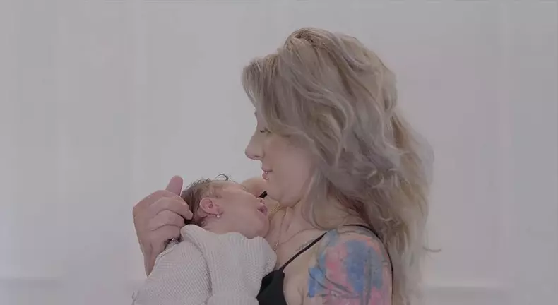 o-supravietuitoare-colectiv-a-devenit-mama-8