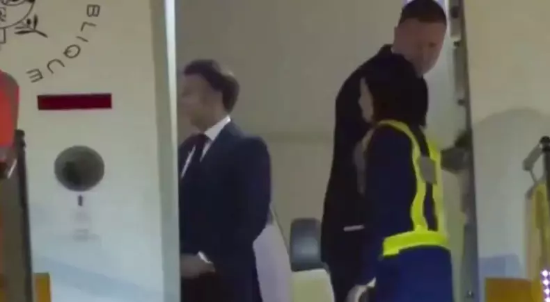 Emmanuel Macron bousculé par Brigitte Macron