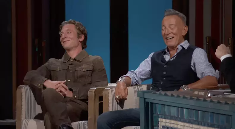 Bruce Springsteen et Jeremy Allen White sur le plateau de l'émission "Jimmy Kimmel Live!" à Los Angeles