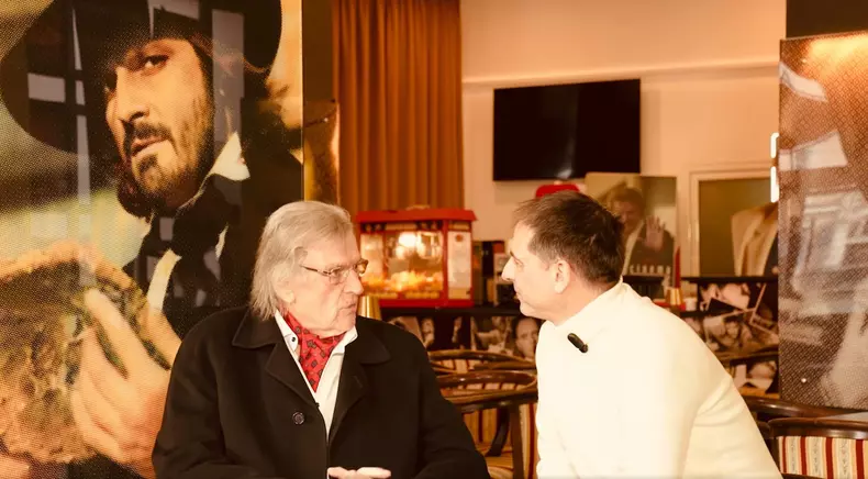 Cum își petrece Florin Piersic aniversarea de 89 de ani  (7)