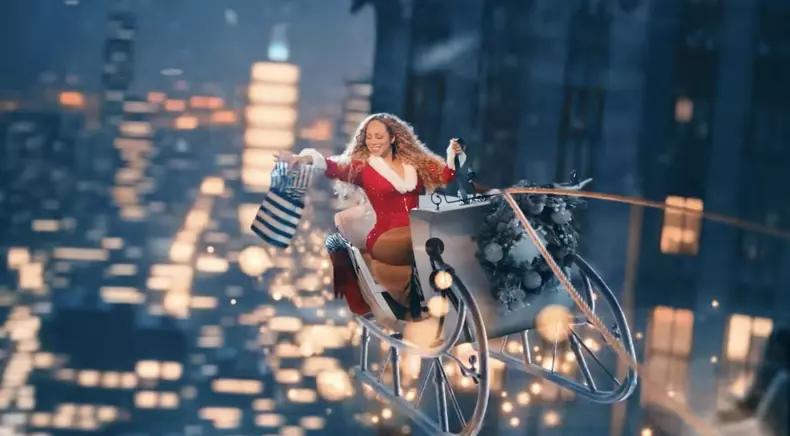 Mariah Carey, imbracata in Craciunita, intr-o trasura