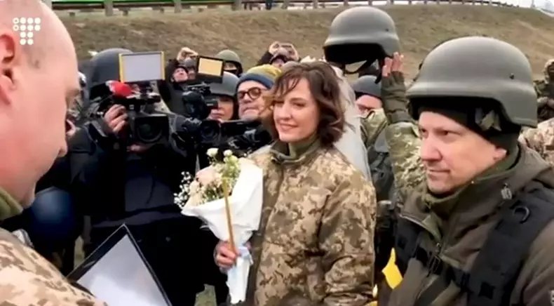 doi-militati-casatorit-Ucraina6