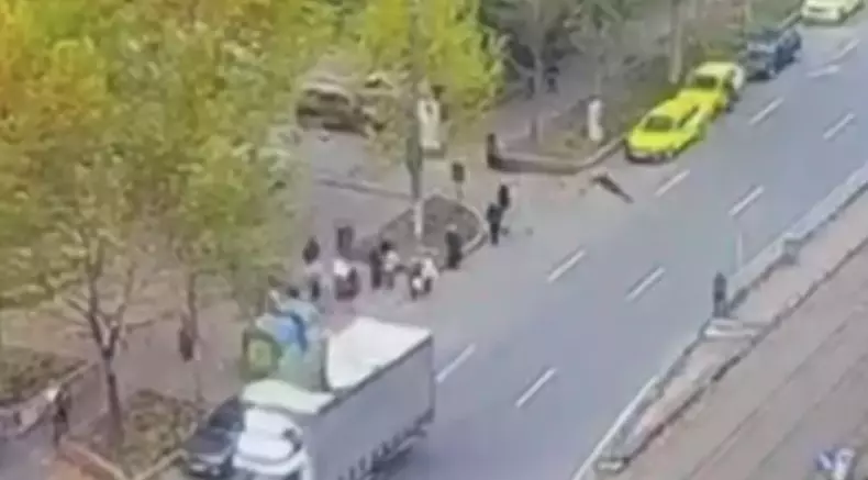 video-momentul-in-care-o-femeie-a-fost-lovita-in-intersectia-dristor-din-bucuresti-de-un-cablu-de-tensiune-stb