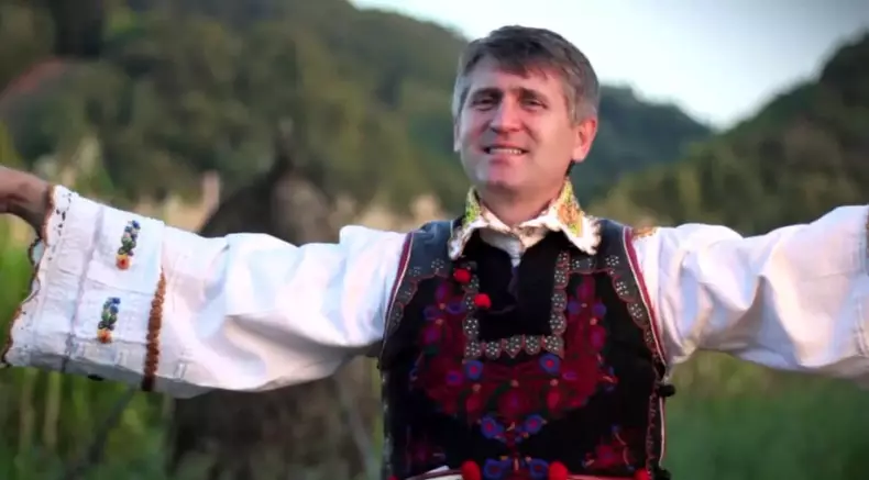 preotul-cristian-pomohaci-a-fost-primit-cu-aplauze-la-sibiu--preotul-acuzat-de-racolare-minori-a-cantat-muzica-populara