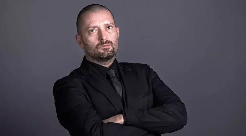 cheloo-a-facut-scandal-in-curtea-catedralei-mantuirii-neamului-din-bucuresti--rapperul-pozitiv-la-testul-antidrog-e1753807805866