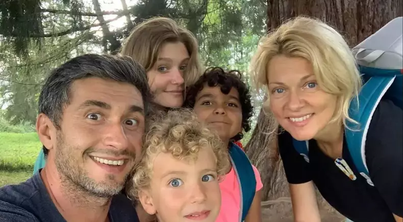 Dragos Bucur si Dana Nalbaru alaturi de cei trei copii