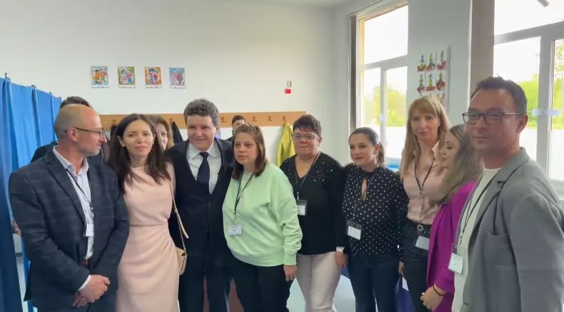 Mirabela Grădinaru și Nicușor Dan la secția de votare (15)
