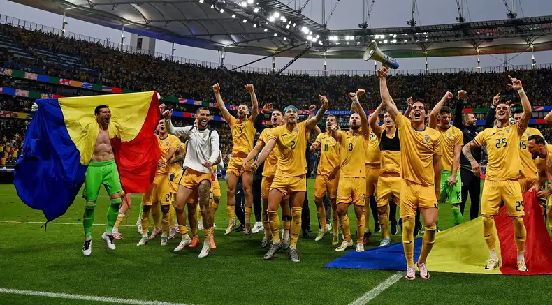 26.06.2024, xpsx, UEFA Euro 2024 Vorrunde, Slowakei - Rumänien v.l. jubel nach dem Spiel Achtelfinale Ianis Hagi (Rumäni