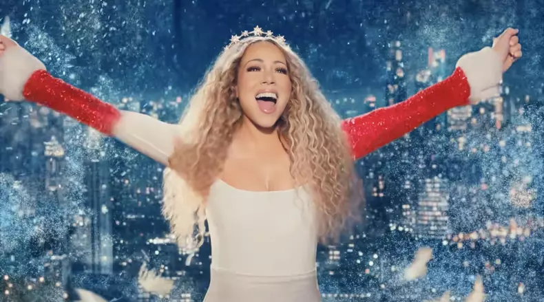 Mariah Carey, imbracata in Craciunita, intr-o trasura