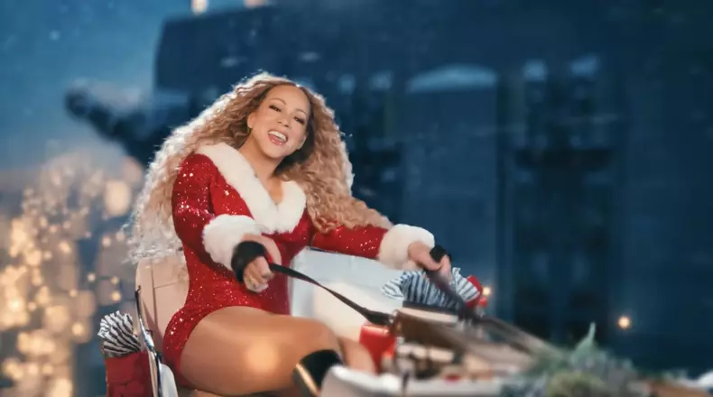 Mariah Carey, imbracata in Craciunita, intr-o trasura
