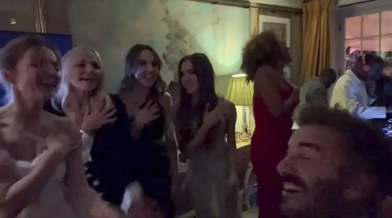 Le groupe Spice Girls reformé, pour le plus grand plaisir de David Beckham, lors de la soirée du 50ème anniversaire de Victoria Beckham au club Oswald's à Londres