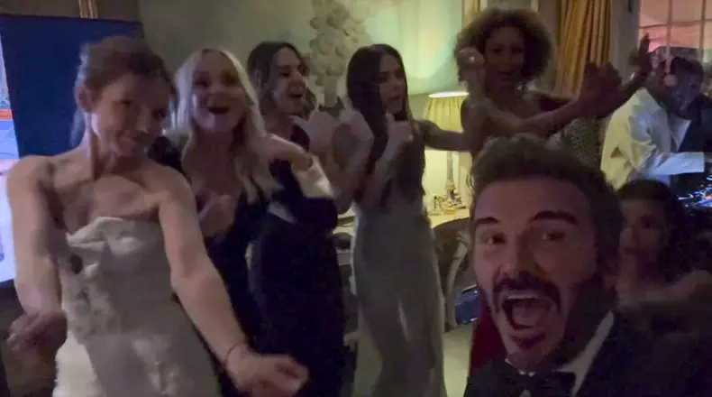 Le groupe Spice Girls reformé, pour le plus grand plaisir de David Beckham, lors de la soirée du 50ème anniversaire de Victoria Beckham au club Oswald's à Londres