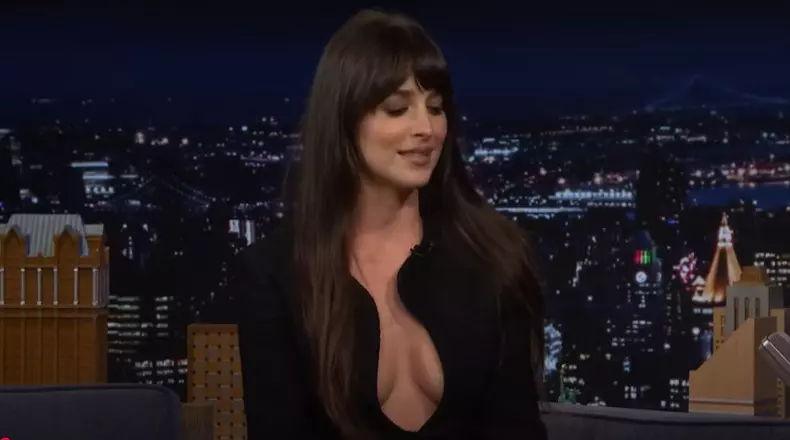 Dakota Johnson, ținută îndrăzneață la TV (8)