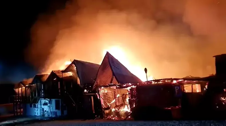https-__www.prosport.ro_wp-content_uploads_2023_12_baiatul-care-si-a-pierdut-tatal-fratele-mai-mic-si-geamanul-in-incendiul-de-la-ferma-dacilor-reactie-cutremuratoare