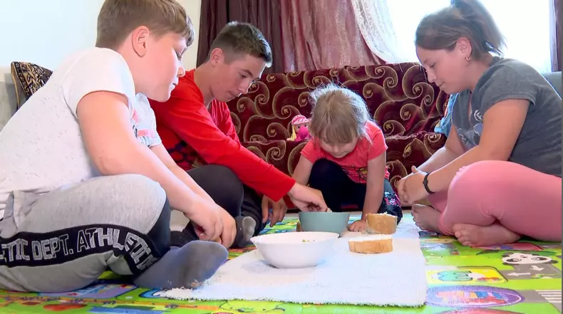 Noul sezon Asta-i România! începe cu povestea dramatică a patru frați abandonați de părinți (5)