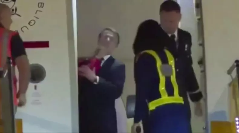 Emmanuel Macron bousculé par Brigitte Macron