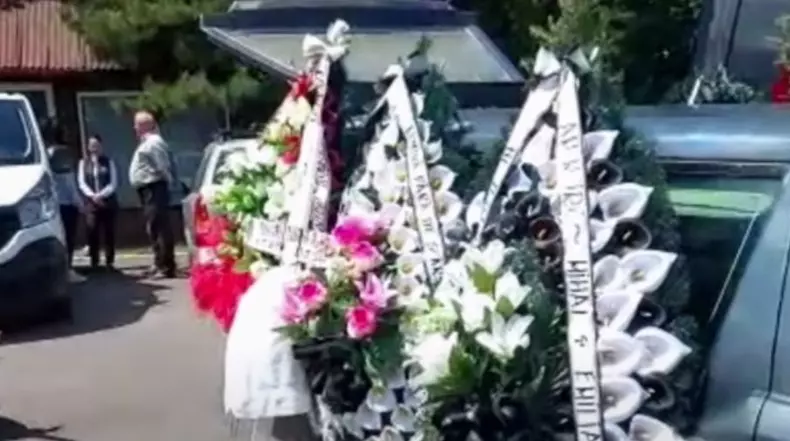 femeie-rechin-inmormantare-1