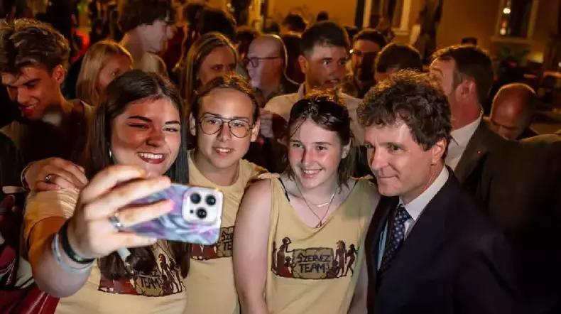 nicusor-dan-a-facut-selfie-cu-studentii