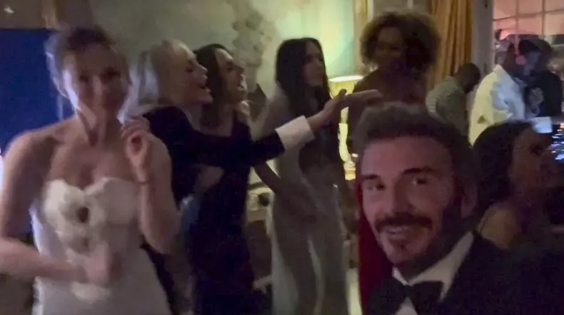 Le groupe Spice Girls reformé, pour le plus grand plaisir de David Beckham, lors de la soirée du 50ème anniversaire de Victoria Beckham au club Oswald's à Londres