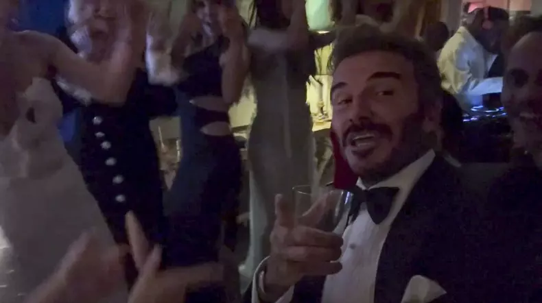Le groupe Spice Girls reformé, pour le plus grand plaisir de David Beckham, lors de la soirée du 50ème anniversaire de Victoria Beckham au club Oswald's à Londres