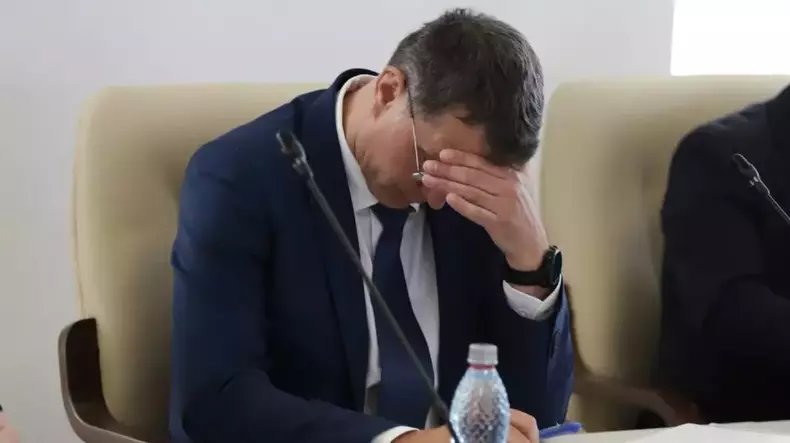 ionut-mosteanu-cu-mana-la-cap