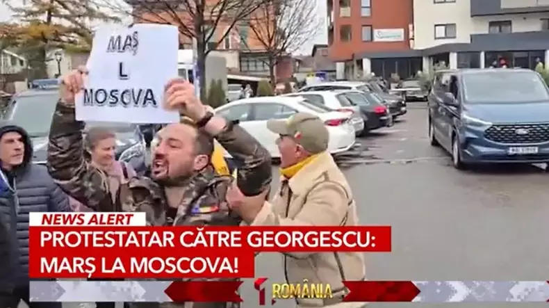calin-georgescu-admonestat-de-un-barbat-la-alba-iulia-de-ziua-nationala-mars-la-moscova-1-e1764589346325