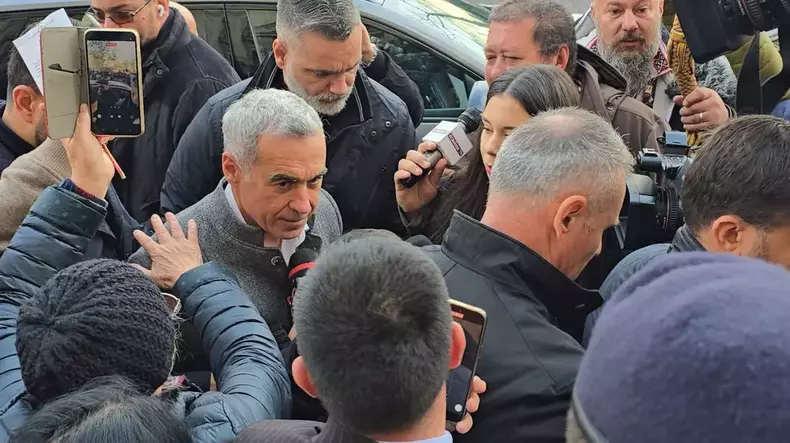 calin-georgescu-admonestat-de-un-barbat-la-alba-iulia-de-ziua-nationala-mars-la-moscova-e1764577944336