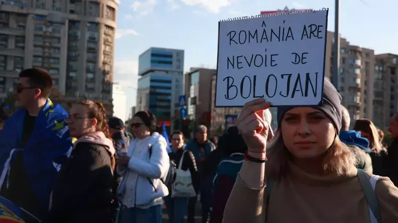 miting-in-piata-victoriei-pentru-sustinerea-lui-ilie-bolojan-inaintea-motiunii-de-cenzura-6-e1777825519152