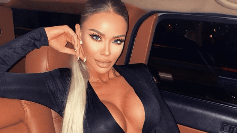 bianca-dragusanu-pe-bancheta-din-spate-a-unei-masini-1280x720