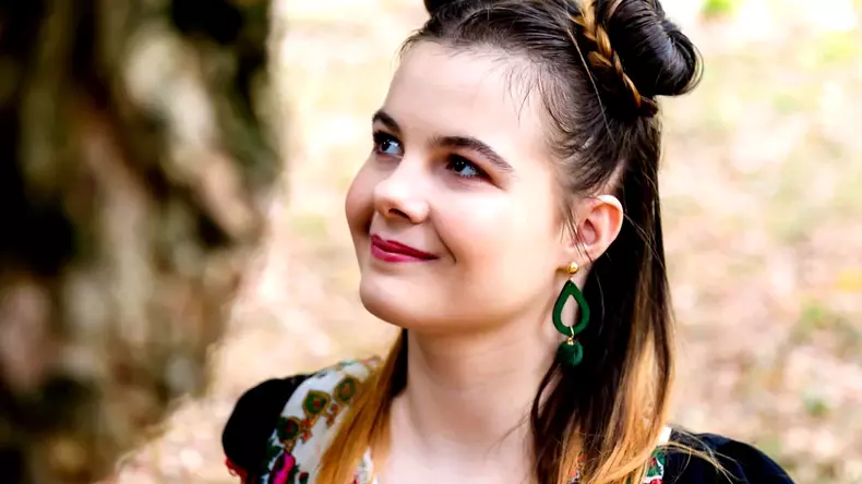 https___www.cancan.ro_wp-content_uploads_2018_10_lorelai-mosnegutu-fata-fara-maini-care-a-castigat-romanii-au-talent-2