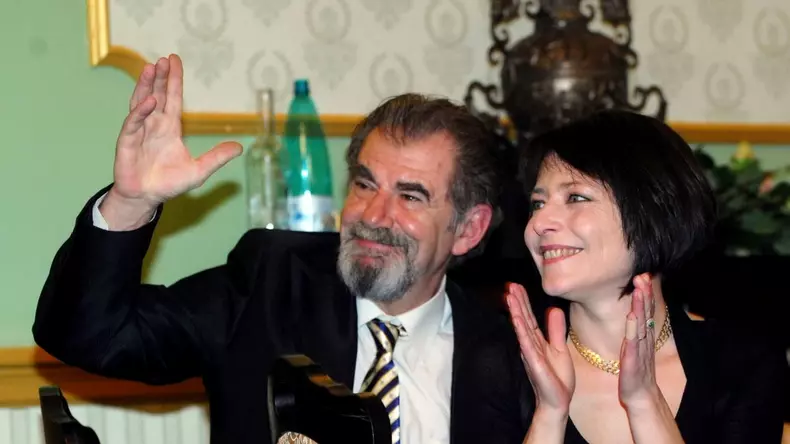 https___www.cancan.ro_wp-content_uploads_2021_09_florin-zafirescu-da-de-pamant-cu-imaginea-catalinei-mustata