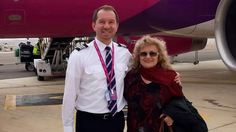 https___www.cancan.ro_wp-content_uploads_2019_04_cat-de-bogat-este-mihai-sturzu-cati-bani-a-facut-de-cand-este-pilot-de-avion-