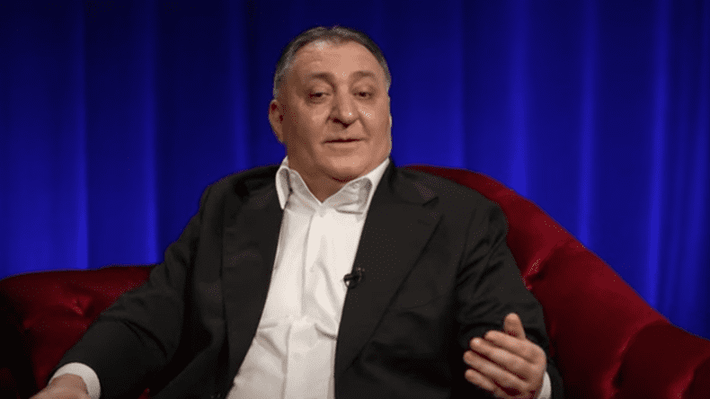 vali-vijelie-si-a-ajutat-un-coleg-de-trupa-crop-1700471032