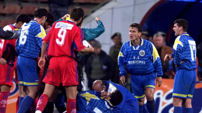 https___www.prosport.ro_wp-content_uploads_2025_01_A-murit-Vasile-Ardeleanu-fostul-fotbalist-de-la-Bacau-a-carui-cariera-a-fost-distrusa-de-accidentarea-grava-produsa-de-Marius-Lacatus-la-doar-51-de-ani