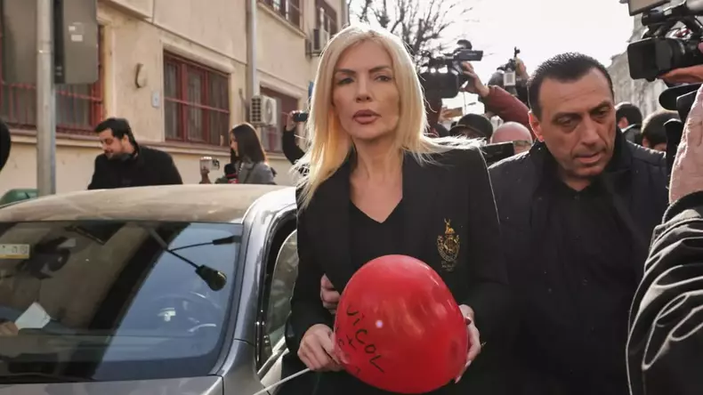 laura-vicol-parasind-arestul-central-cu-un-balon-rosu-in-mana-pe-care-este-scris-cu-markerul-vicoliccj-14-februarie-2025