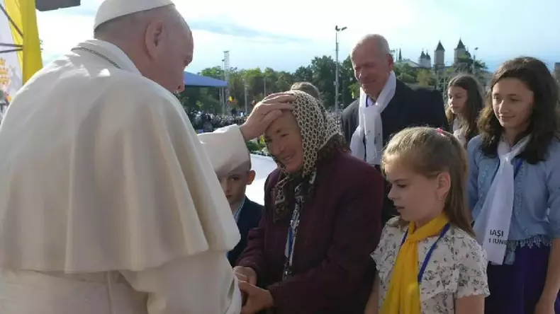 Papa îi pune mâinile pe cap Elisabetei Bălan