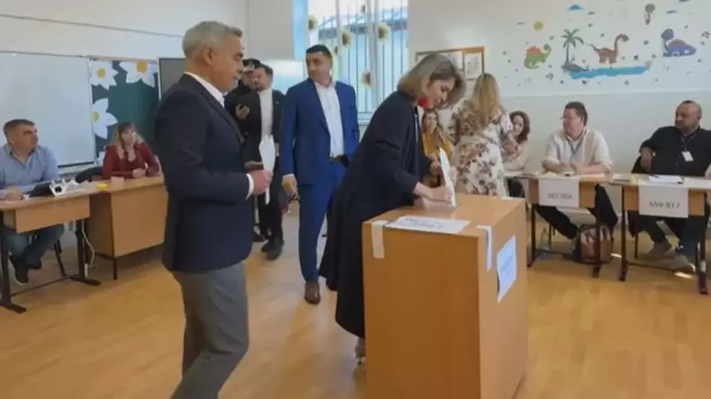 cristela-georgescu-la-sectia-de-votare-din-mogosoaia
