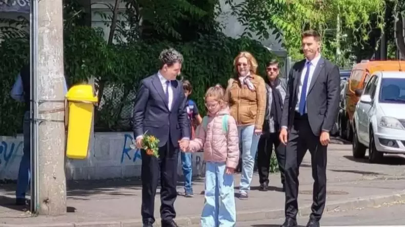 nicusor-dan-cu-fetita-la-scoala