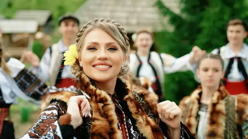 mirela-vaida-in-costum-popular