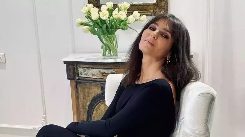 dana-budeanu-sta-pe-un-fotoliu-alb