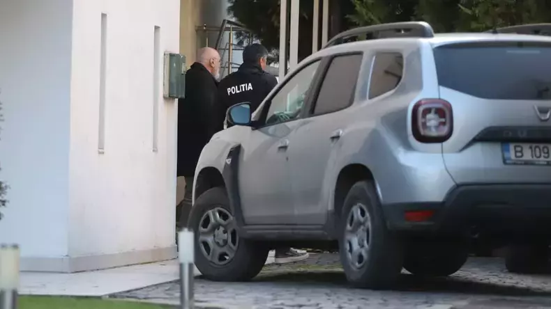 perchezitii-cu-mascatii-la-doctorul-cristian-andrei-acuzat-ca-a-agresat-sexual-foste-cliente--cum-au-intrat-politistii-in-casa-psihoterapeutului-video-5-e1769611197210