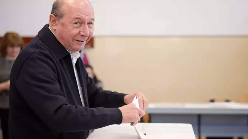 traian-basescu-vot-turul-doi-alegerile-prezidentiale-18-mai-2025-e1747557914429